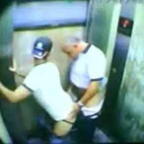 Spycam-Segurança-flagra-cora-metendo-pica-no-putaço-no-elevador-sexo-gay-Amador