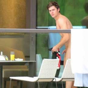 Só na coceirinha | Zac Efron apalpa o pau e exibe a bunda em varanda de hotel