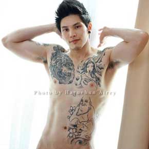 Asian Boy: Bonito, tatuado e bem gostoso