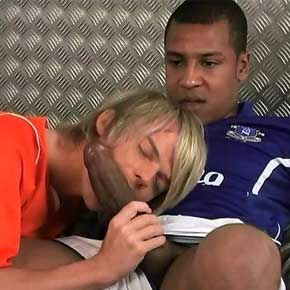 Sexo no futebol | Drew Brody destruindo o cu do loirinho