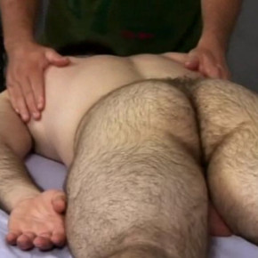 Cliente peludo relaxando na massagem gay