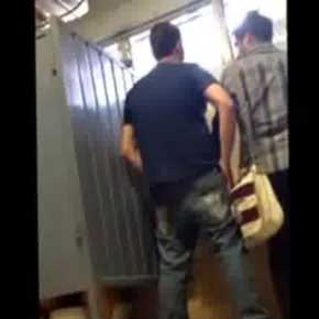 Sacanagem gay no banheiro público - Amador