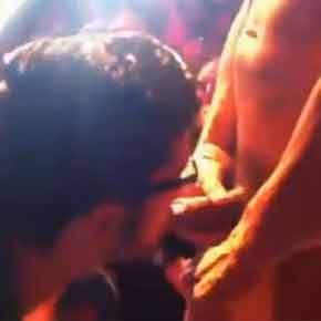 Rafael Alencar mija e beija na boca no fã em boate - Amador
