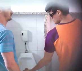 Putaria gay no banheiro público em São Paulo - Amador