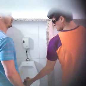 SpyCam flagra putaria gay no banheiro público em São Paulo - Amador