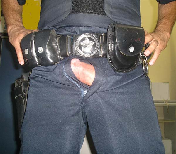 mala dura na calça do policial militar macho