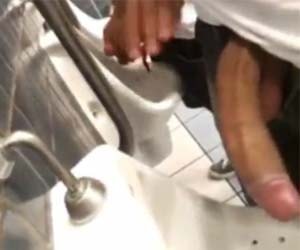 Pegada de machos no banheiro público - Pornô em público