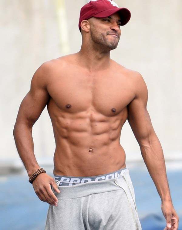 ricky-whittle-100-sem-camisa-pau-marcando-calça