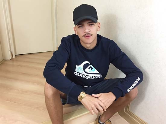 caio mundomais branquinho de bigode