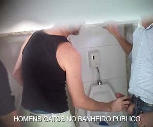 Homens bonitos fazendo pegação gay no banheiro