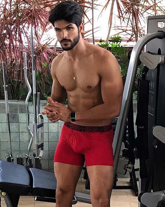 lucas fernandes musculoso cueca marcando pau bbb18