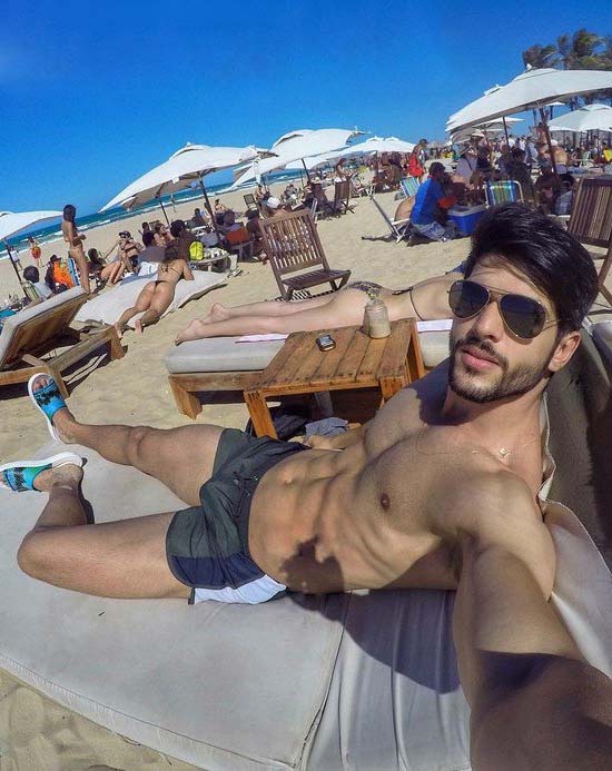 pau marcando no short modelo lucas fernandes bbb18 praia