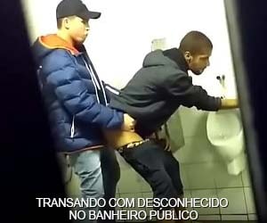 Trepando com desconhecidos no banheiro público