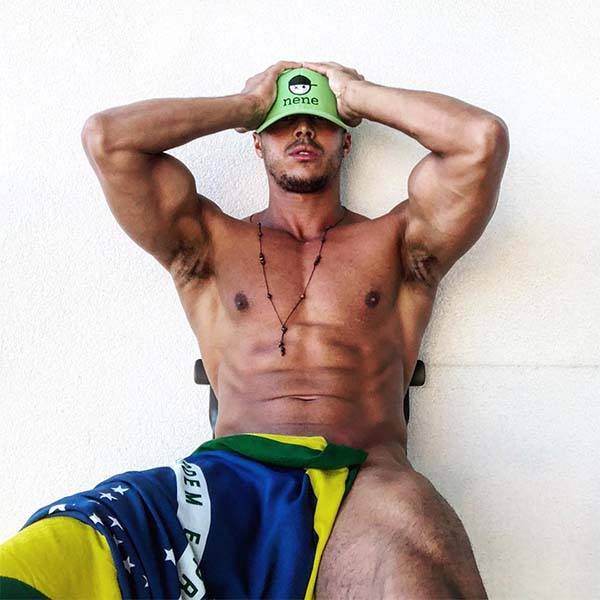 homem musculoso diego barros pelado bandeira brasil