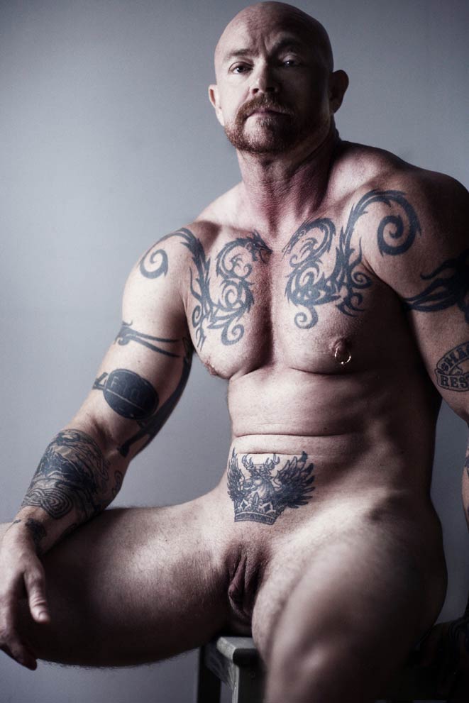 macho tatuado com buceta transboy pelado