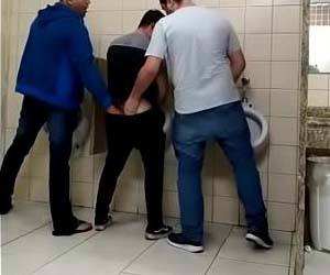 Flagra no banheirão: Dedada, punheta e boquete entre homens