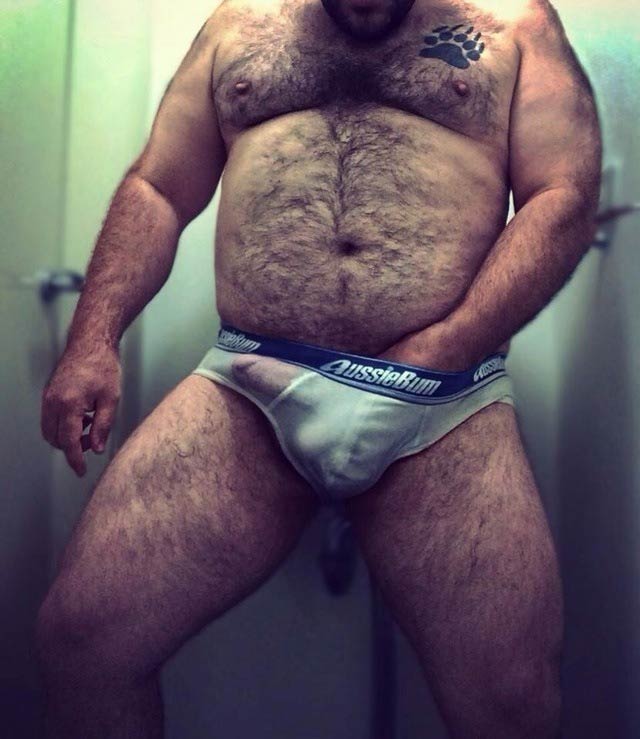 paizao gordo peludo de cueca marcando rola