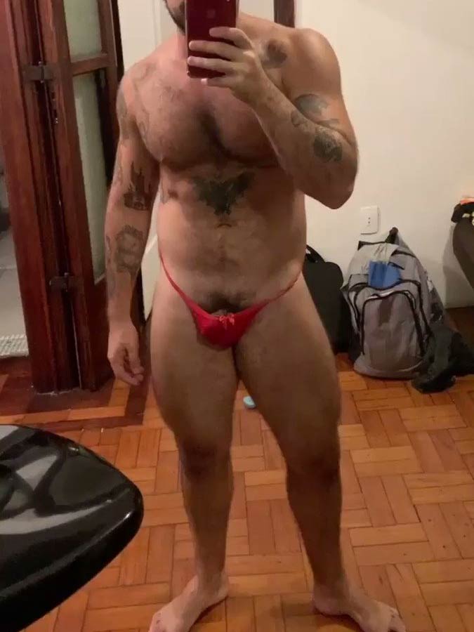 tatuado foto gay de calcinha vermelha