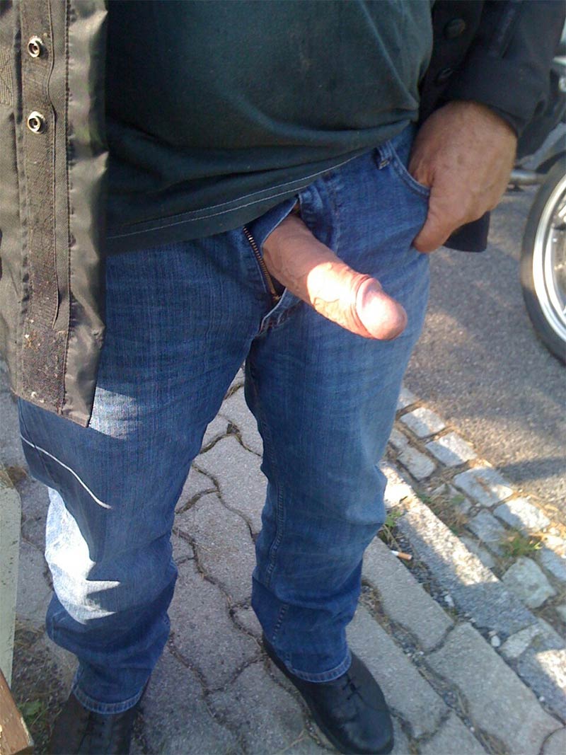 amador mostra pau duro jeans na rua
