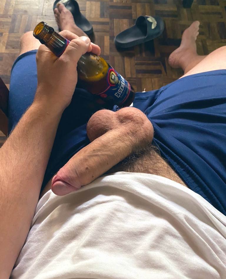 machos ao natural nudes bebendo cerveja pauzao duro