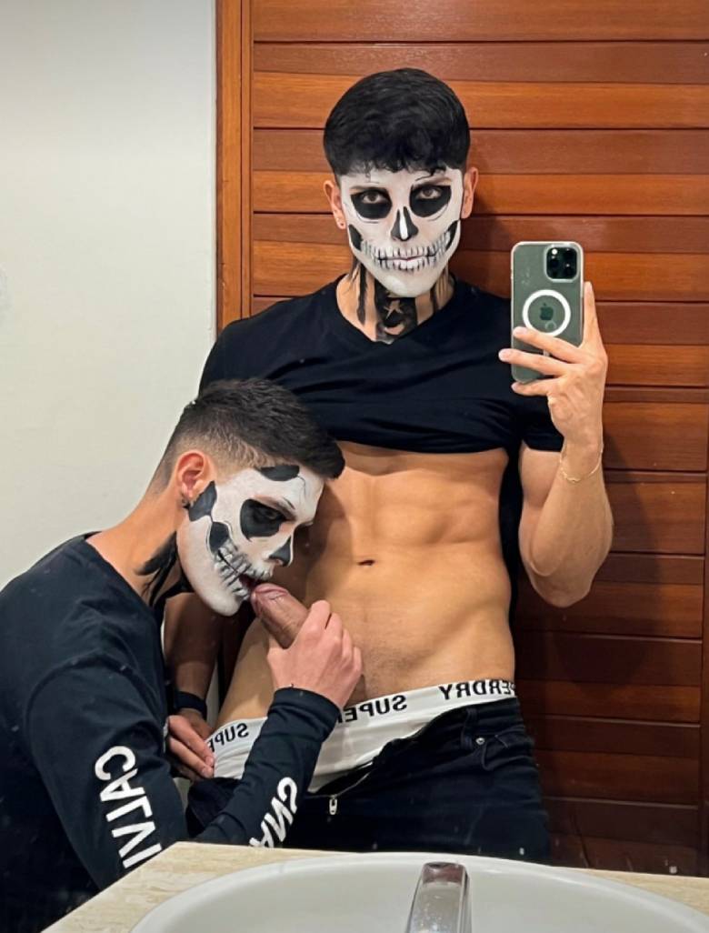 homens fantasiados pelados halloween 9