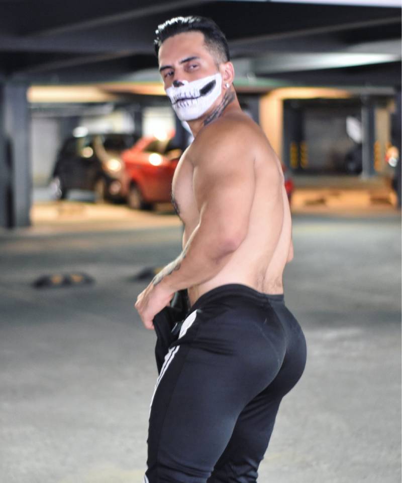 homens fantasiados pelados halloween 1