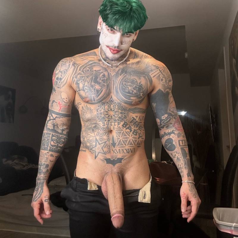 homens fantasiados pelados halloween 12