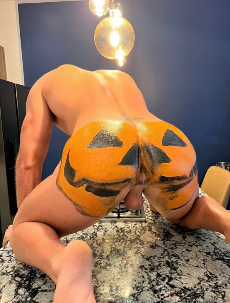 homens fantasiados pelados halloween 8